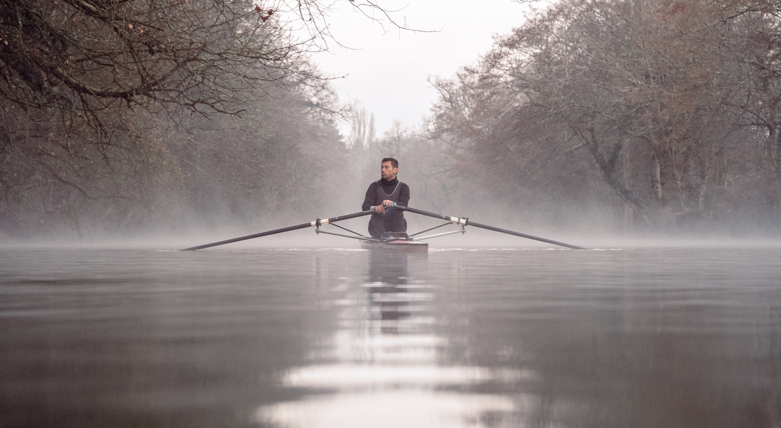 Rameur solitaire sur la Loire dans la brume matinale